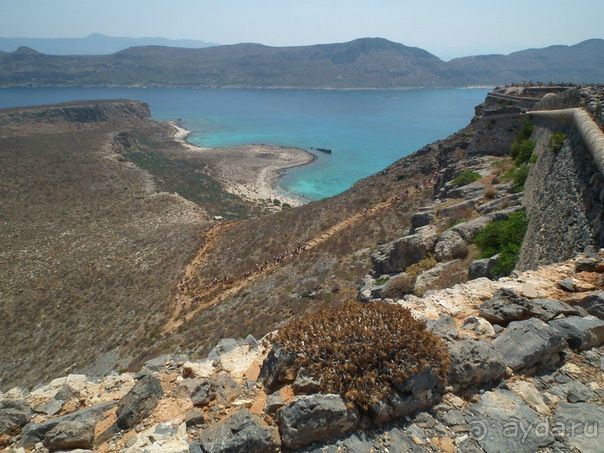 Остров Имери Грамвуса с остатками крепостной стены.