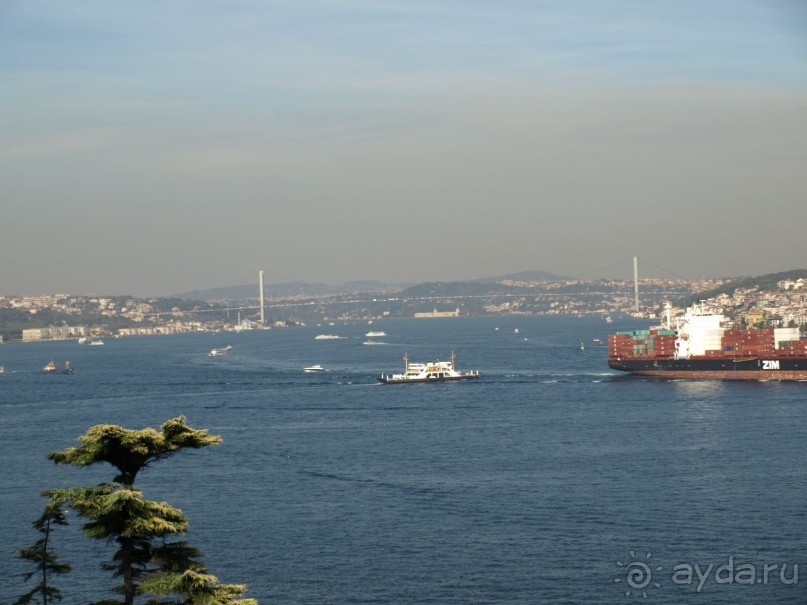Вид на бухту Золотой Рог с террасы султана во дворце Топкапы. Стамбул.