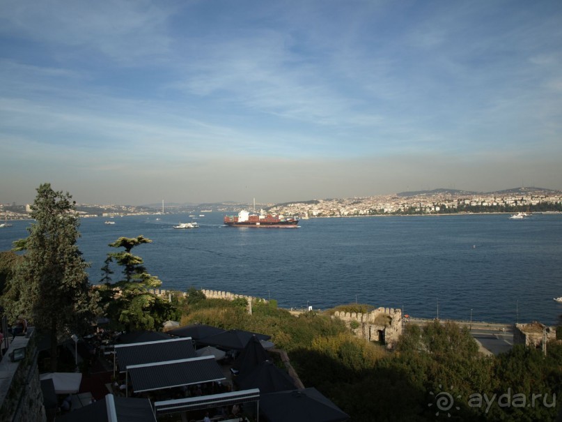 Вид на бухту Золотой Рог с террасы султана во дворце Топкапы. Стамбул.