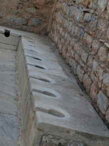 Древний туалет в Эфесе.