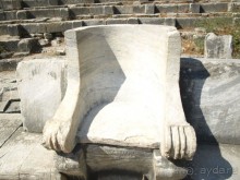 VIP-место в древнегреческом театре г. Приена.
Кресло выполнено из цельного куска мрамора.