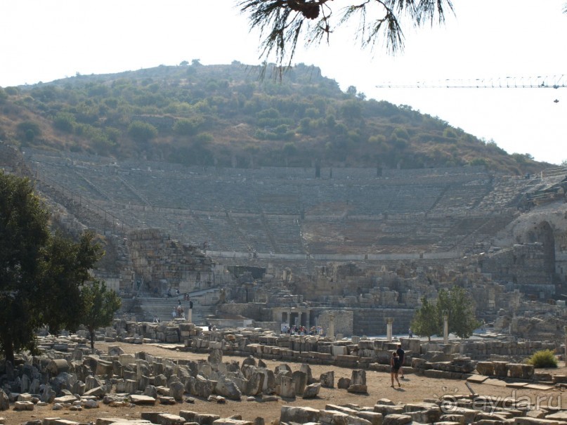 Театр в Эфесе построен в холме.