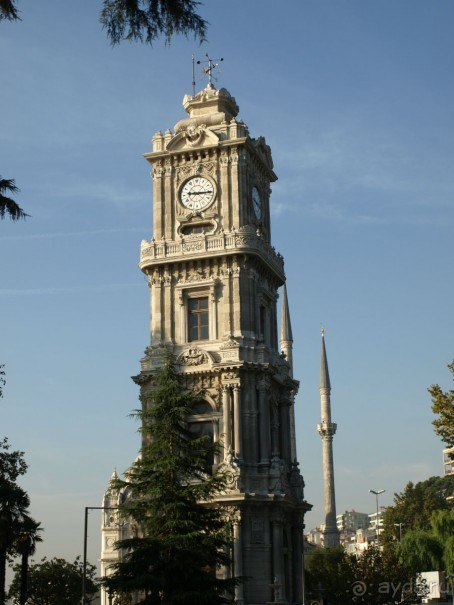 Часовая башня Долмабахче́,  дворца османских султанов.  Стамбул.