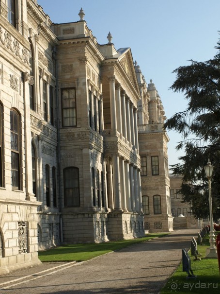 Фасад дворца Долмабахче. Стамбул.