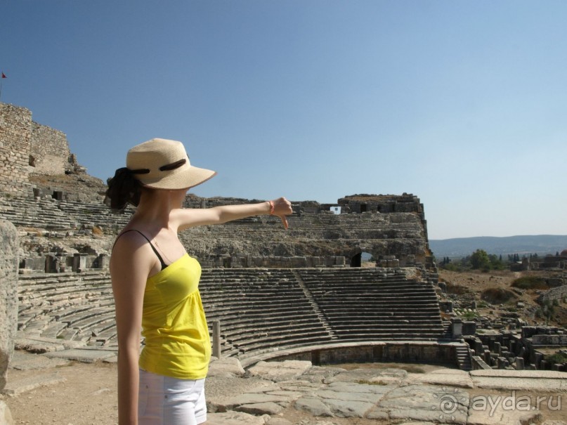 Не совсем правильная фотография, т.к. это театр, а не амфитеатр.
Древнегреческий город Милет. Турция.