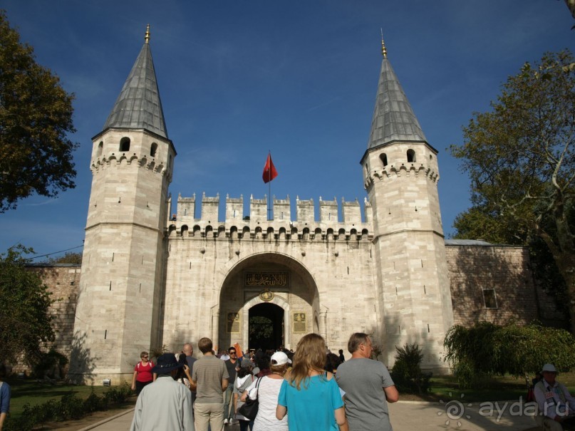 Ворота Топкапы́, главного двореца Османской империи до середины XIX века. Стамбул.
