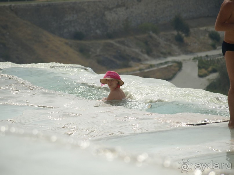 Теплый термальный поток на склоне горы.