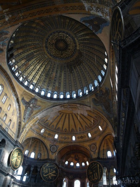 Большой купол собора Святой Софии в Стамбуле. Турция.