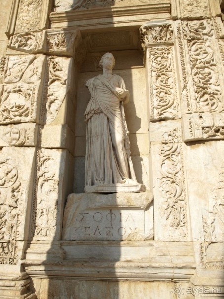 Скульптурный элемент библиотеки Цельсия в Эфесе.