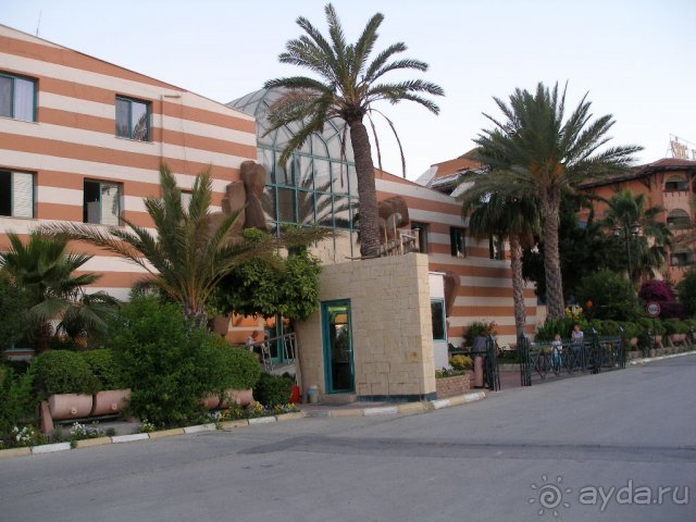 центральный вход в отель