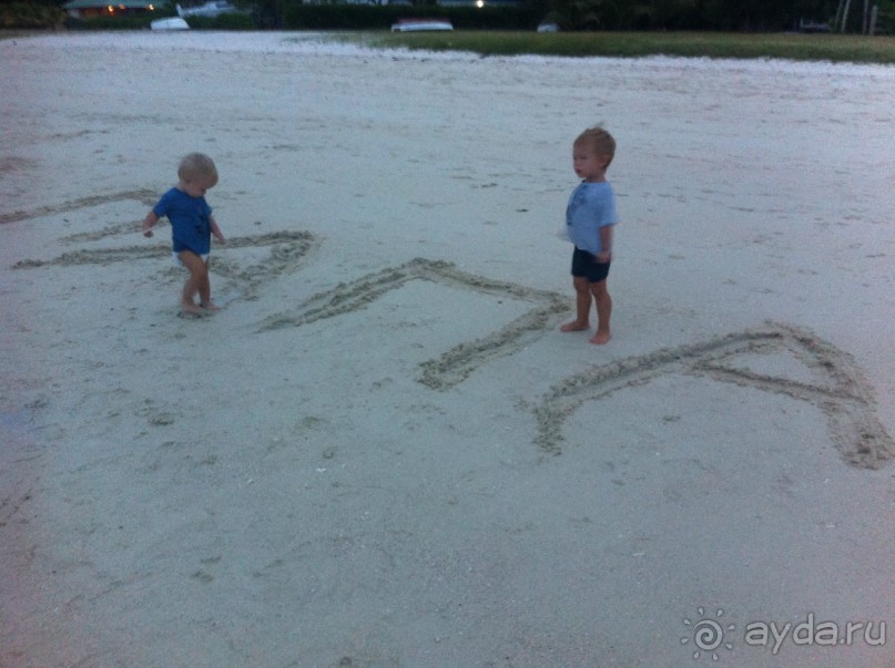 Пляж песчаный и можно ходить босиком!!!