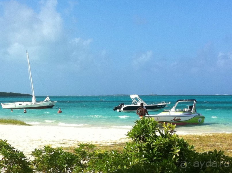 Мы жили на берегу с очень красивым океаном. Путешествуя по Маврикию мы объездили весь остров и не нашли места лучше что это Point D`esny. Людей практически нет. Местного населения тоже.