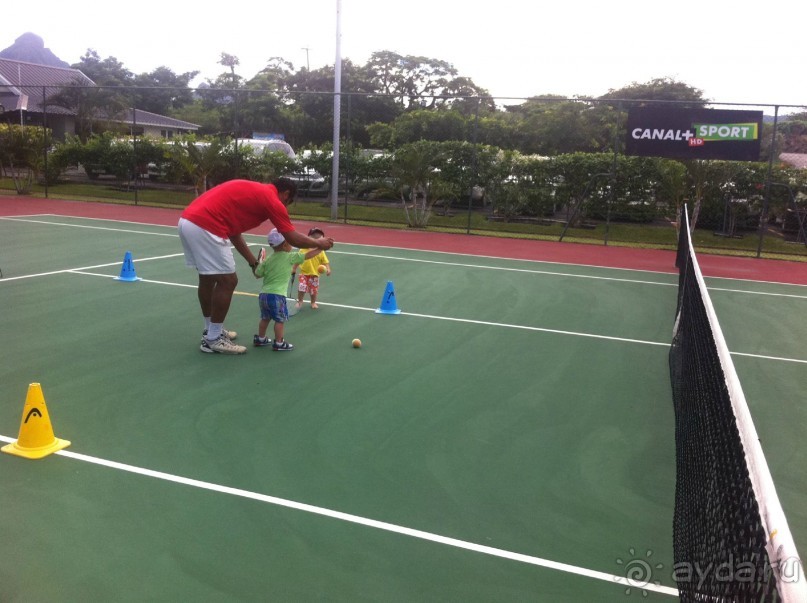 Дети занимались теннисом в свободное время. На Маврикии занятия начинаются с 8 утра и с 2х летнего возраста.