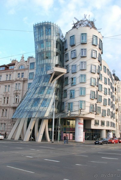 Пляшущий (я бы сказал - пьяный) дом на Влтаве. Гавел сам контролировал стройку.