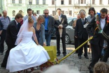 Свадьба, жених одевает хомут!