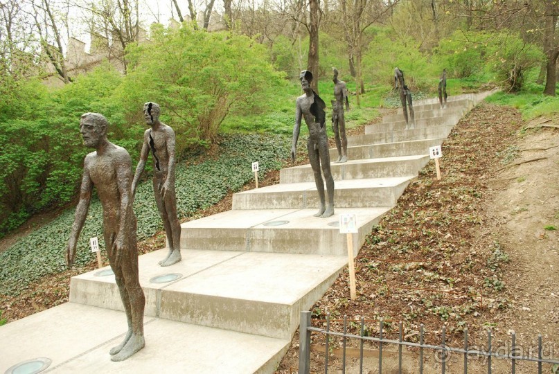 Спуск с Петршинской горы. Называется "Крах коммунизма"