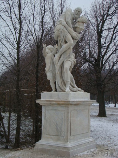 Одна из не накрытых материей статуй Шенбрунна