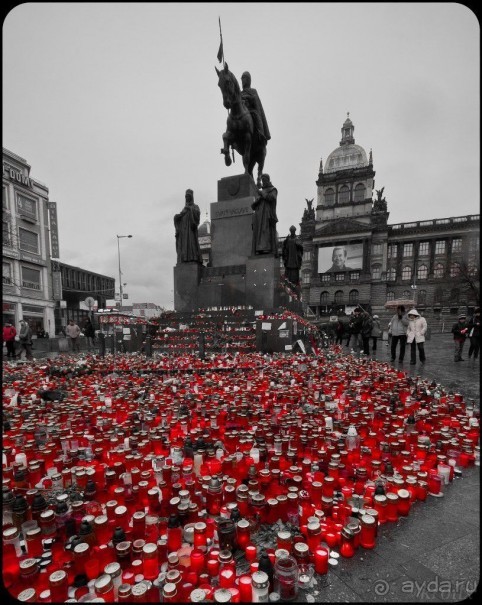 Вацлавская площадь Праги после смерти Гавела (Цикл 1 "Новогодние иголки", №2)