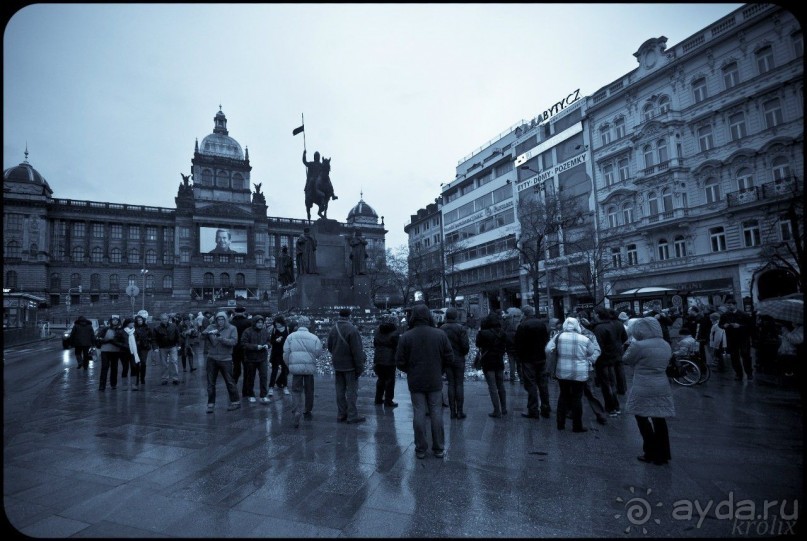 Вацлавская площадь Праги после смерти Гавела (Цикл 1 "Новогодние иголки", №2)
