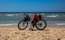 УТРОМ В БАТ ЯМЕ ВДОЛЬ БЕРЕГА МОРЯ