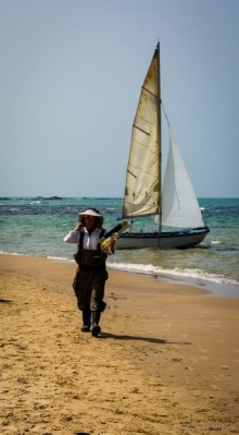 УТРОМ В БАТ ЯМЕ ВДОЛЬ БЕРЕГА МОРЯ