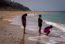 УТРОМ В БАТ ЯМЕ ВДОЛЬ БЕРЕГА МОРЯ