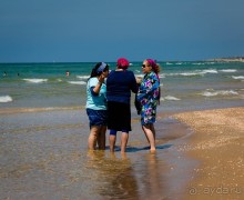 УТРОМ В БАТ ЯМЕ ВДОЛЬ БЕРЕГА МОРЯ