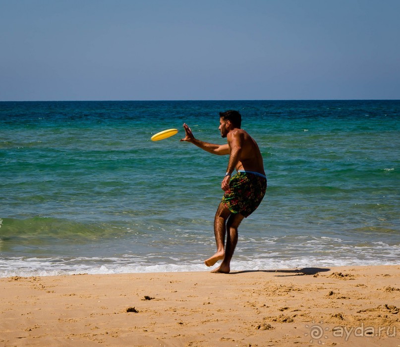 УТРОМ В БАТ ЯМЕ ВДОЛЬ БЕРЕГА МОРЯ
