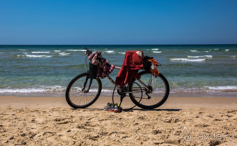 УТРОМ В БАТ ЯМЕ ВДОЛЬ БЕРЕГА МОРЯ