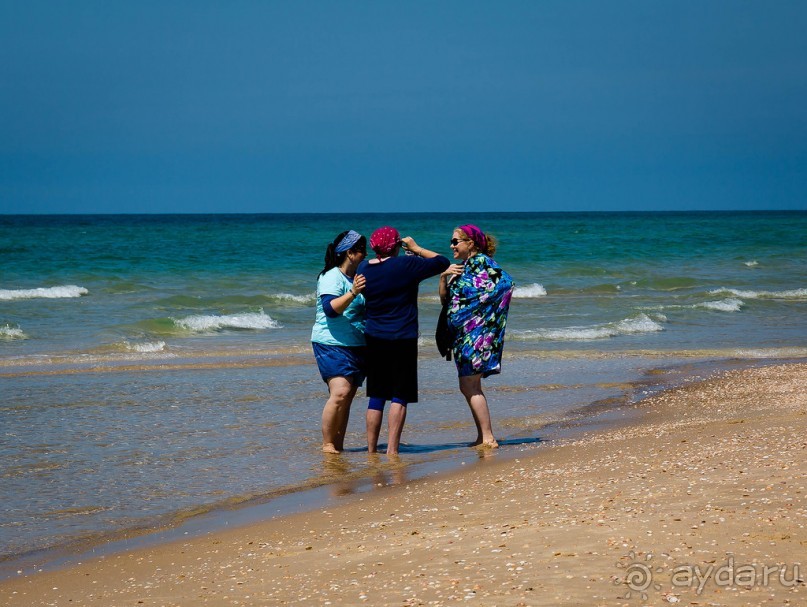 УТРОМ В БАТ ЯМЕ ВДОЛЬ БЕРЕГА МОРЯ