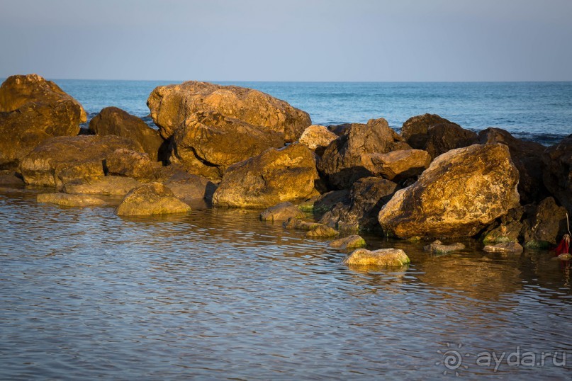 УТРОМ В БАТ ЯМЕ ВДОЛЬ БЕРЕГА МОРЯ