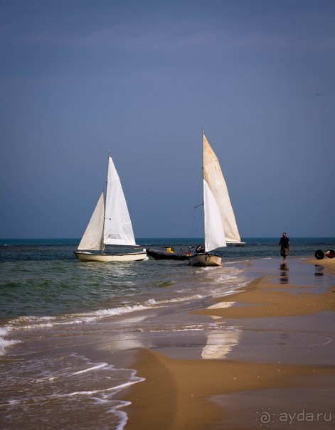 УТРОМ В БАТ ЯМЕ ВДОЛЬ БЕРЕГА МОРЯ