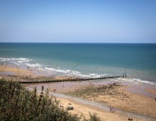 CROMER В НОРФОЛКЕ- СИНЕЕ НЕБО, СИНЕЕ МОРЕ