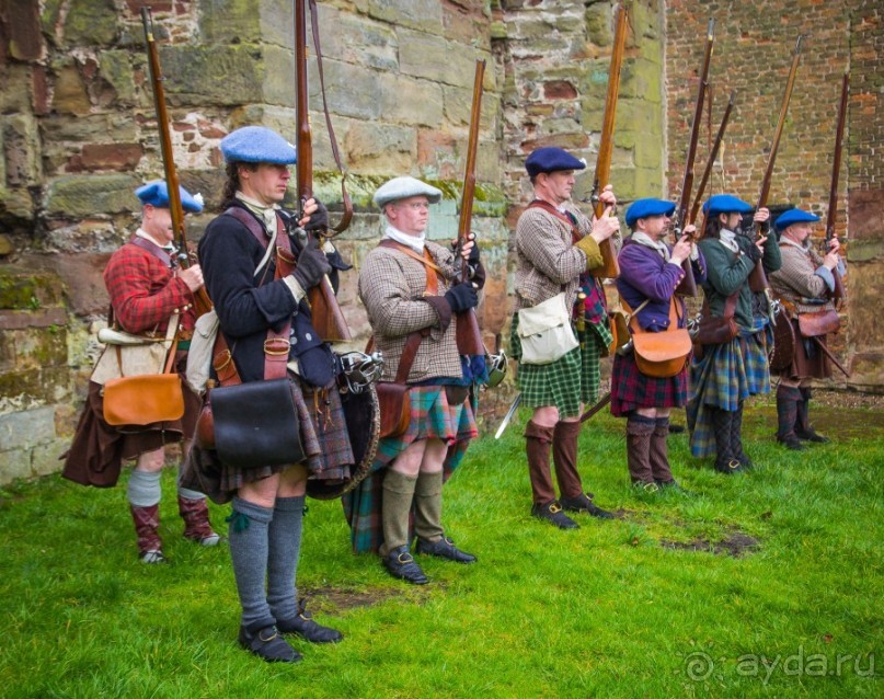 TUTBURY CASTLE В КОНЦЕ МАРТА