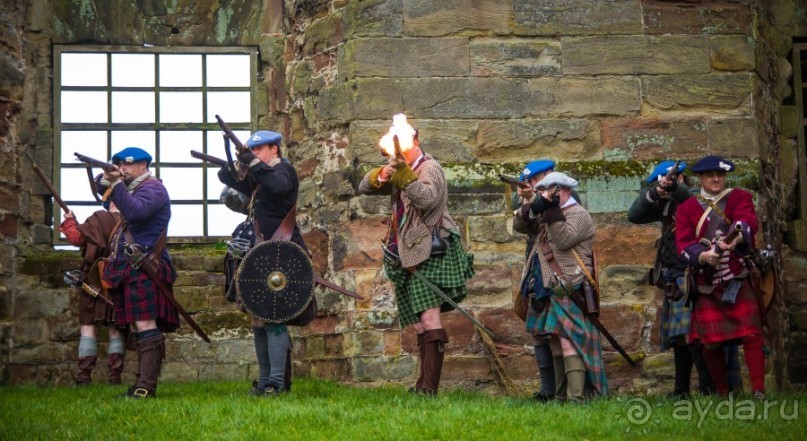 TUTBURY CASTLE В КОНЦЕ МАРТА