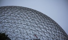 МОНРЕАЛЬ - ПРОГУЛКА УТРОМ. КАНАДА, МОНРЕАЛЬ. ЛЮДИ НА УЛИЦАХ