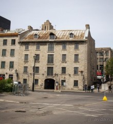 МОНРЕАЛЬ - ПРОГУЛКА УТРОМ. КАНАДА, МОНРЕАЛЬ. ЛЮДИ НА УЛИЦАХ