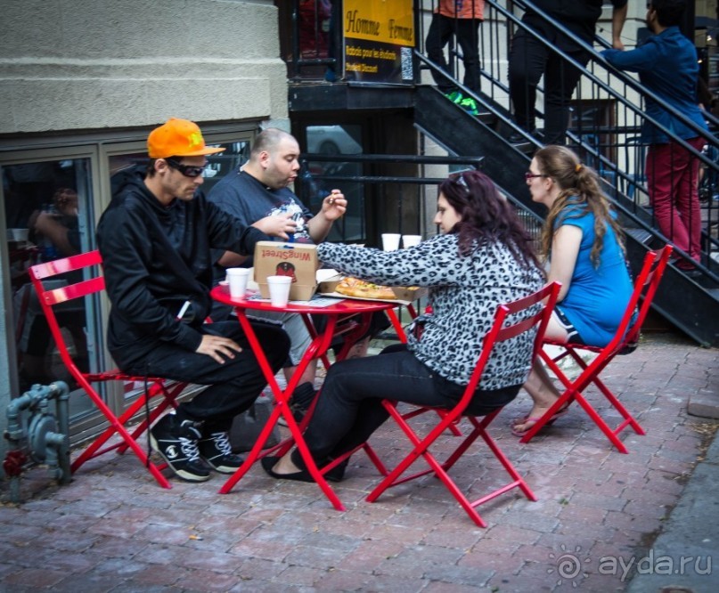 МОНРЕАЛЬ - ПРОГУЛКА УТРОМ. КАНАДА, МОНРЕАЛЬ. ЛЮДИ НА УЛИЦАХ