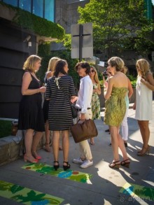 МОНРЕАЛЬ - ПРОГУЛКА УТРОМ. КАНАДА, МОНРЕАЛЬ. ЛЮДИ НА УЛИЦАХ