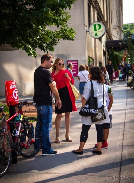 МОНРЕАЛЬ - ПРОГУЛКА УТРОМ. КАНАДА, МОНРЕАЛЬ. ЛЮДИ НА УЛИЦАХ