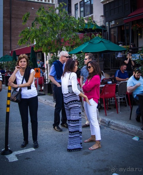 МОНРЕАЛЬ - ПРОГУЛКА УТРОМ. КАНАДА, МОНРЕАЛЬ. ЛЮДИ НА УЛИЦАХ