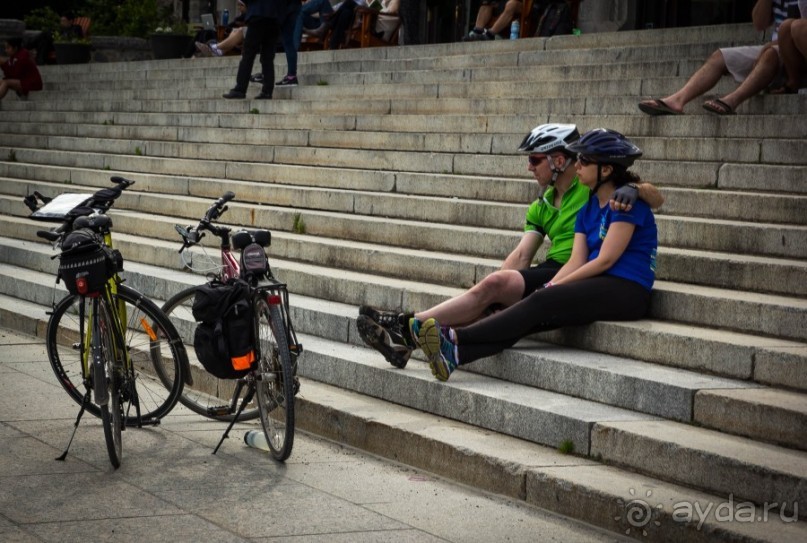 МОНРЕАЛЬ - ПРОГУЛКА УТРОМ. КАНАДА, МОНРЕАЛЬ. ЛЮДИ НА УЛИЦАХ