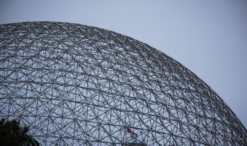 МОНРЕАЛЬ - ПРОГУЛКА УТРОМ. КАНАДА, МОНРЕАЛЬ. ЛЮДИ НА УЛИЦАХ