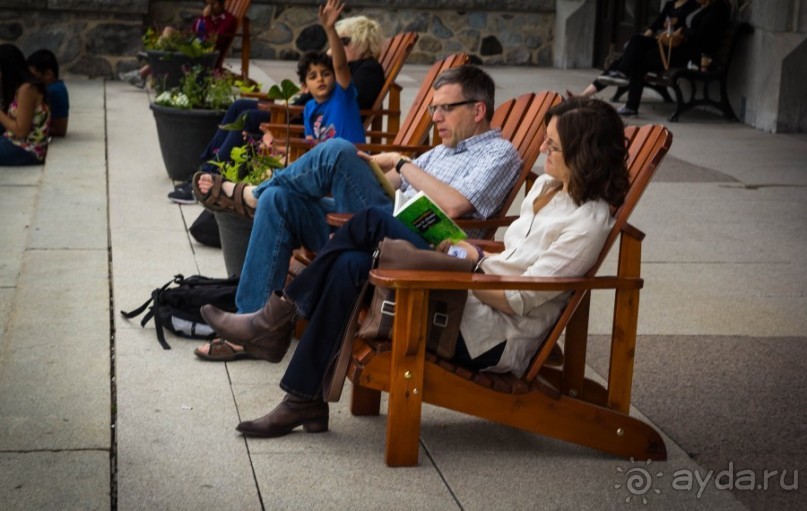 МОНРЕАЛЬ - ПРОГУЛКА УТРОМ. КАНАДА, МОНРЕАЛЬ. ЛЮДИ НА УЛИЦАХ