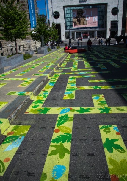 МОНРЕАЛЬ - ПРОГУЛКА УТРОМ. КАНАДА, МОНРЕАЛЬ. ЛЮДИ НА УЛИЦАХ