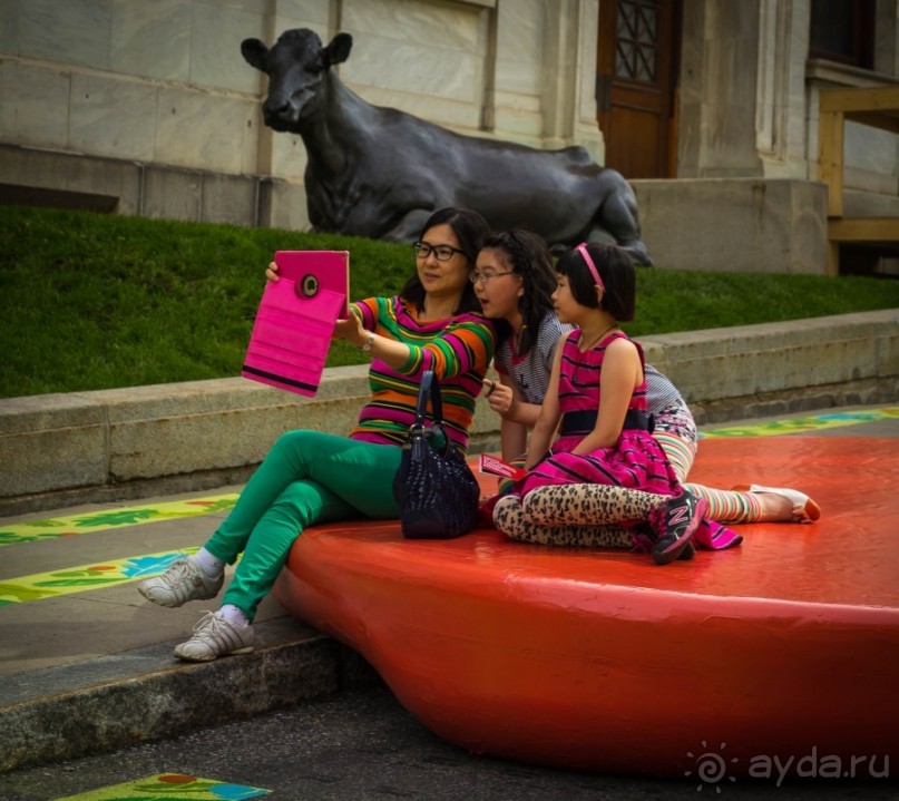 МОНРЕАЛЬ - ПРОГУЛКА УТРОМ. КАНАДА, МОНРЕАЛЬ. ЛЮДИ НА УЛИЦАХ