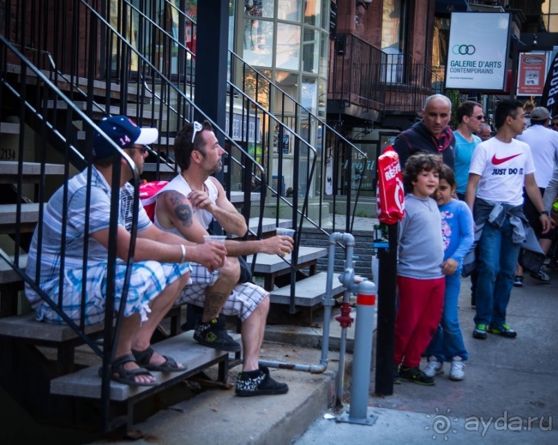 МОНРЕАЛЬ - ПРОГУЛКА УТРОМ. КАНАДА, МОНРЕАЛЬ. ЛЮДИ НА УЛИЦАХ