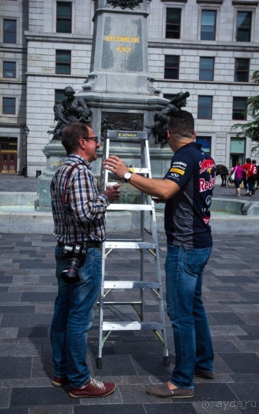 МОНРЕАЛЬ - ПРОГУЛКА УТРОМ. КАНАДА, МОНРЕАЛЬ. ЛЮДИ НА УЛИЦАХ