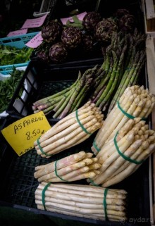 TRENTO НА СЕВЕРЕ ИТАЛИИ В БАЗАРНЫЙ ДЕНЬ В МАРТЕ