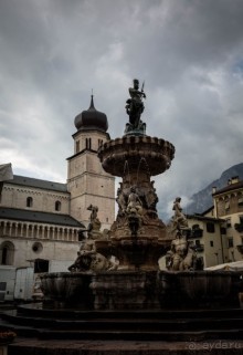 TRENTO НА СЕВЕРЕ ИТАЛИИ В БАЗАРНЫЙ ДЕНЬ В МАРТЕ
